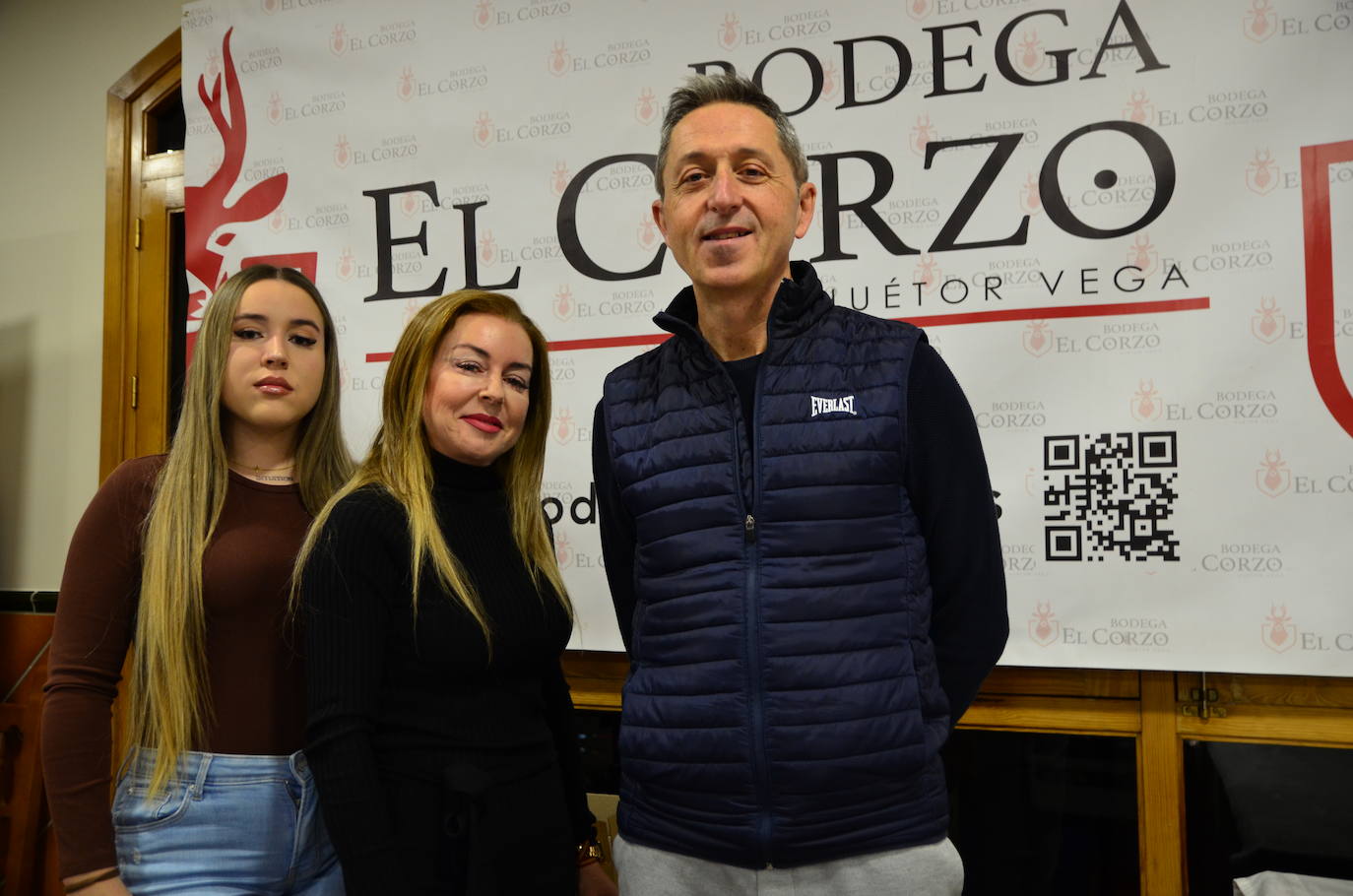 Gran ambiente en la apertura de las Jornadas del Vino, Jamón y Chacinas de Huétor Vega