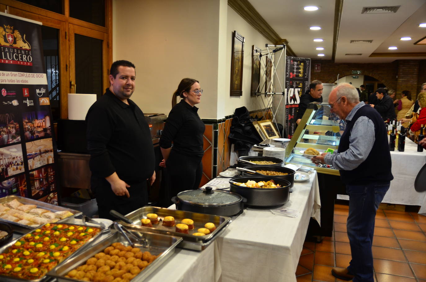 Gran ambiente en la apertura de las Jornadas del Vino, Jamón y Chacinas de Huétor Vega