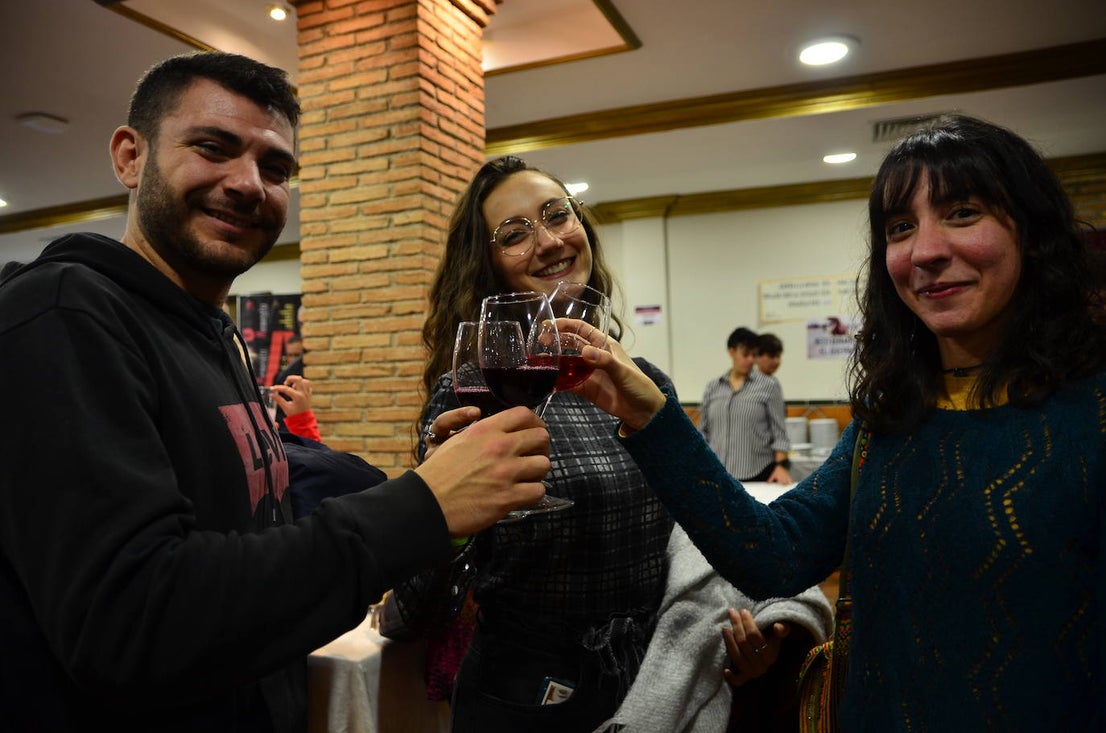 Gran ambiente en la apertura de las Jornadas del Vino, Jamón y Chacinas de Huétor Vega