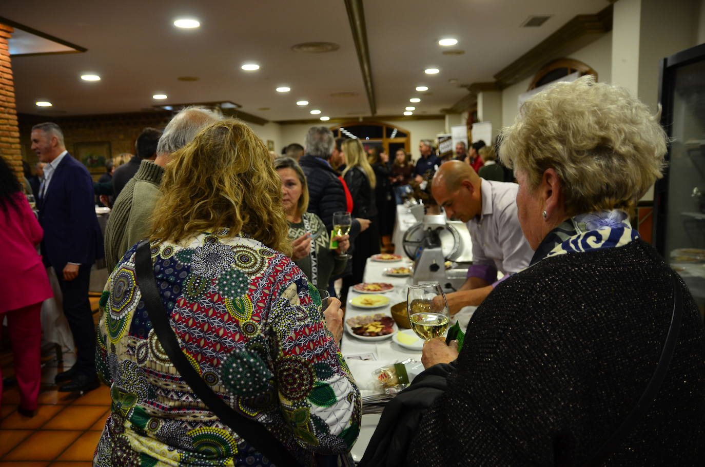 Gran ambiente en la apertura de las Jornadas del Vino, Jamón y Chacinas de Huétor Vega