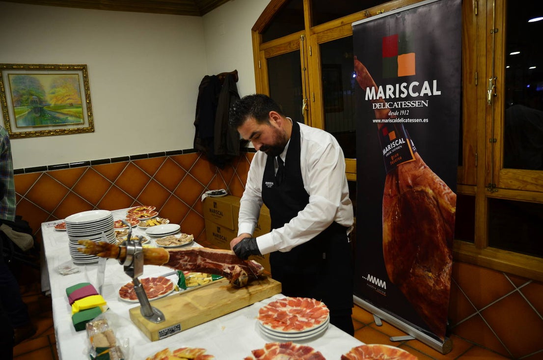 Gran ambiente en la apertura de las Jornadas del Vino, Jamón y Chacinas de Huétor Vega