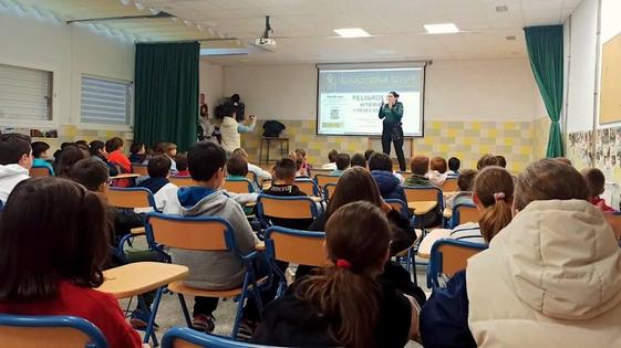 La Guardia Civil charla sobre los peligros de internet con los escolares de Huétor Vega