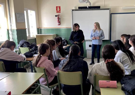 La concejala de Igualdad, Carolina Higueras, se dirige a las alumnas en el instituto.