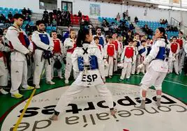 La mundialista Teo Glodeanu (izquierda), combatiendo en la pista.