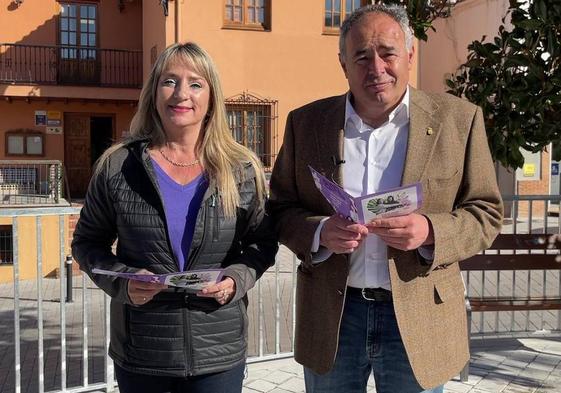 Carolina Higueras, concejala de Igualdad, y Mario del Paso, alcalde, con el programa.