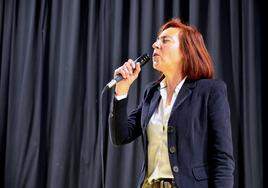 La cantante de Huétor Vega Isabel Diana Navarro, en el escenario de La Nava.