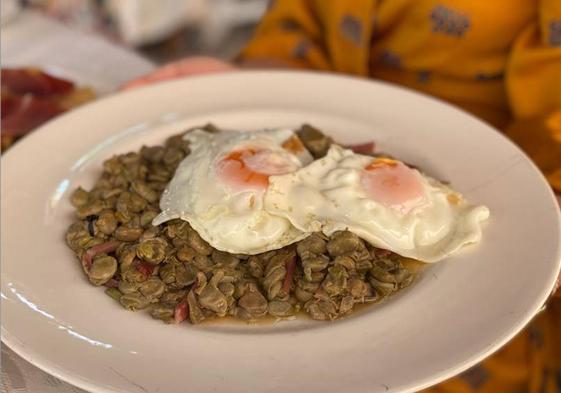 Plato de habas con jamón y huevo, un estandarte gastronómico en Huétor Vega.