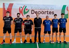 Los jugadores del CD Huétor Vega, a la izquierda, antes del partido.