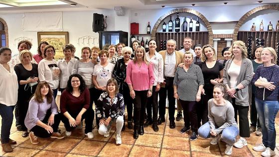 Una treintena de mujeres aprende en Huétor Vega alta cocina sostenible y con conciencia