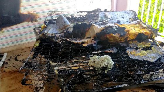 Una manta eléctrica hace arder un colchón en una vivienda de la calle Zahareña