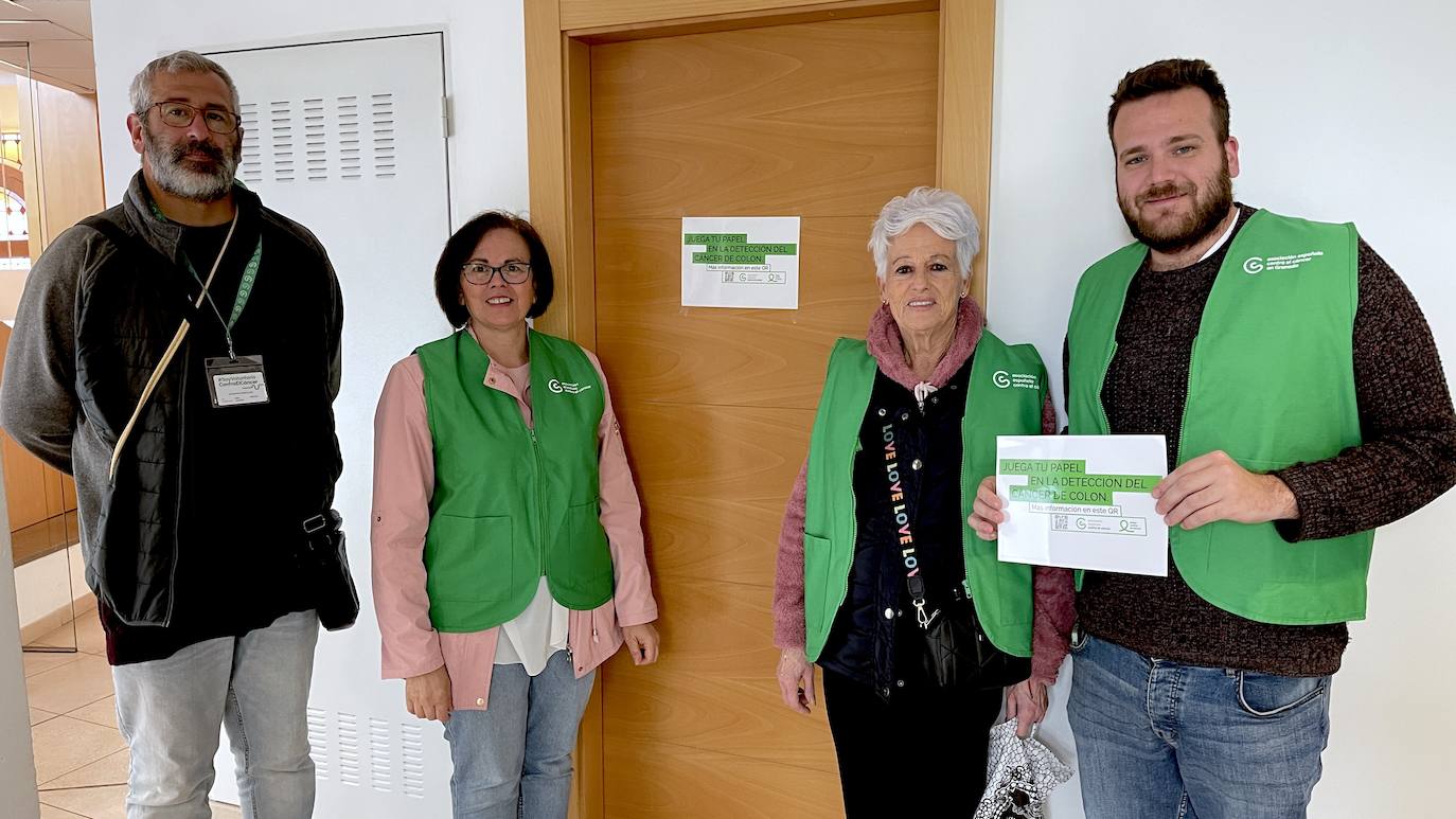 La AECC conciencia en Huétor Vega sobre la detección temprana del cáncer de colon