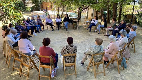 La tertulia literaria de Huétor Vega ahonda en la figura de Carmen Burgos