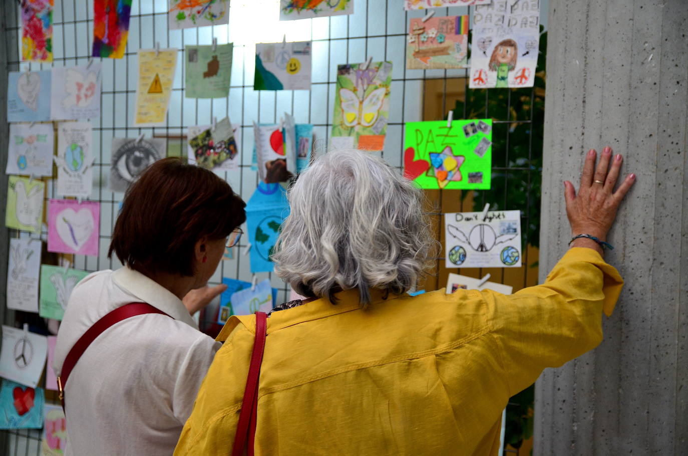 El arte postal grita por la paz en Huétor Vega