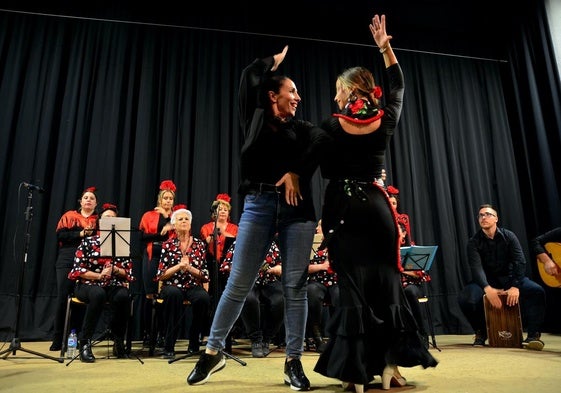 Día de la Cruz en La Nava, con grupos de baile y el Coro Rociero Virgen del Rosario.
