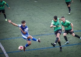 Acción ofensiva del Huétor Vega en la Ciudad Deportiva de Maracena.