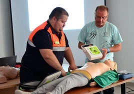 Taller práctico impartido por Protección Civil en el Centro Social La Nava.