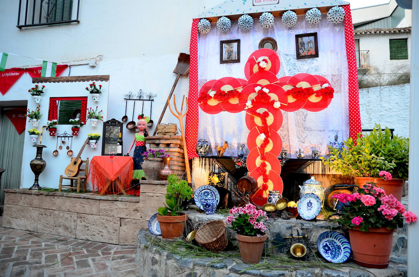 El ambiente de cruces inunda Huétor Vega