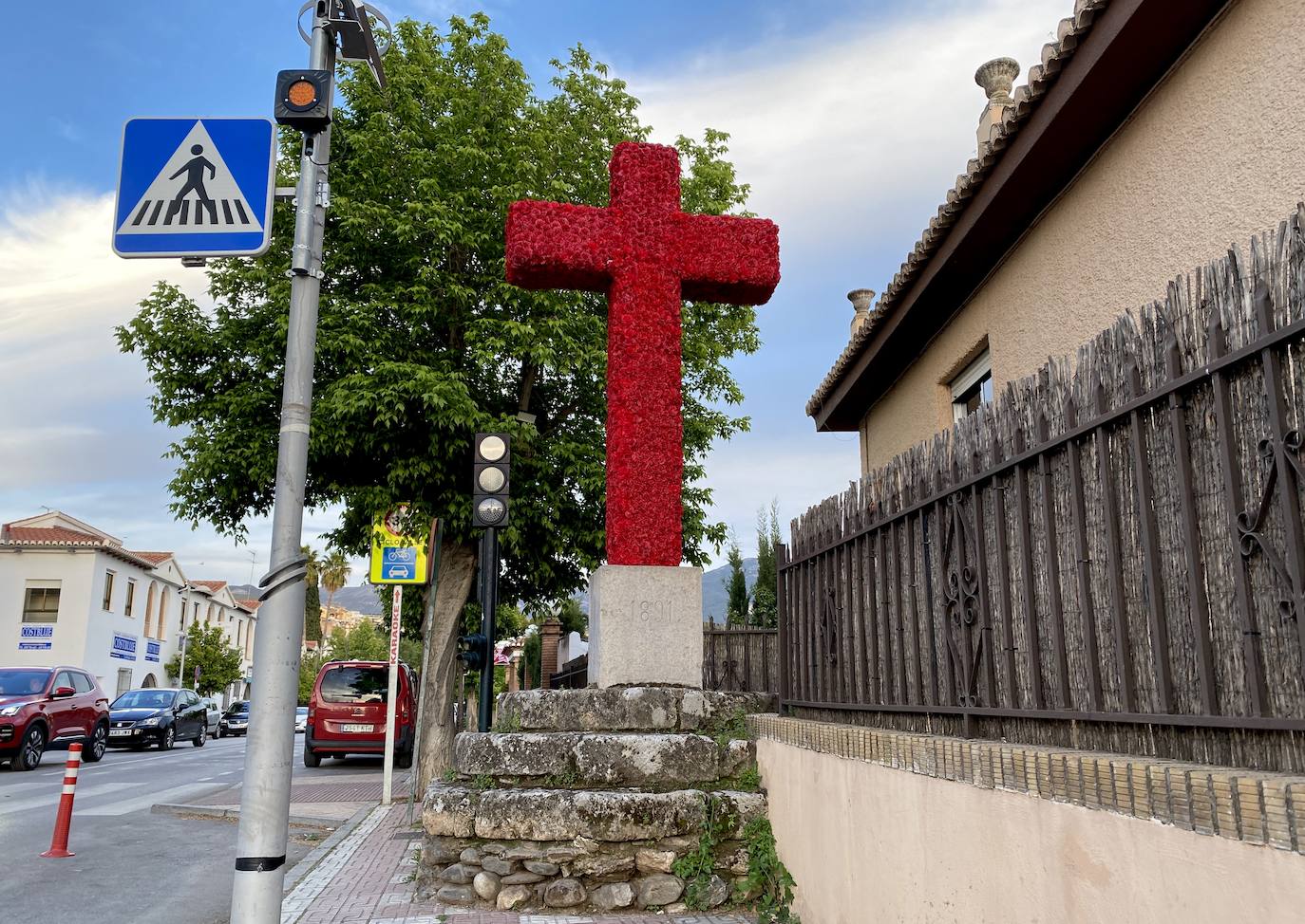 El ambiente de cruces inunda Huétor Vega