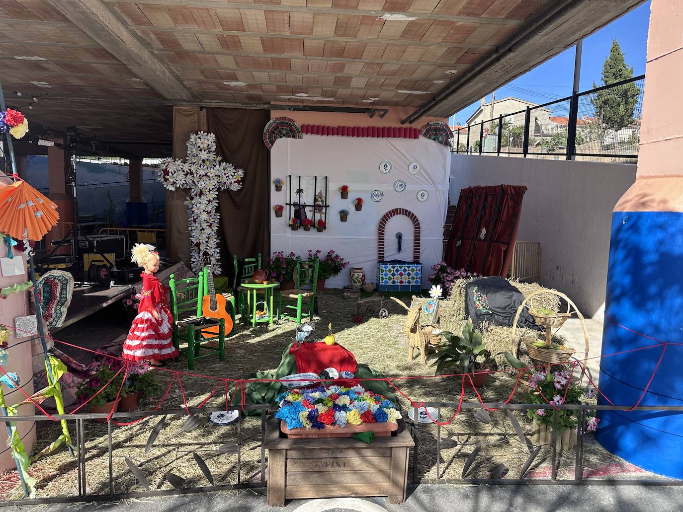 Cruz de la AMPA Veleta, segundo premio, en el patio del colegio Mariana Pineda.