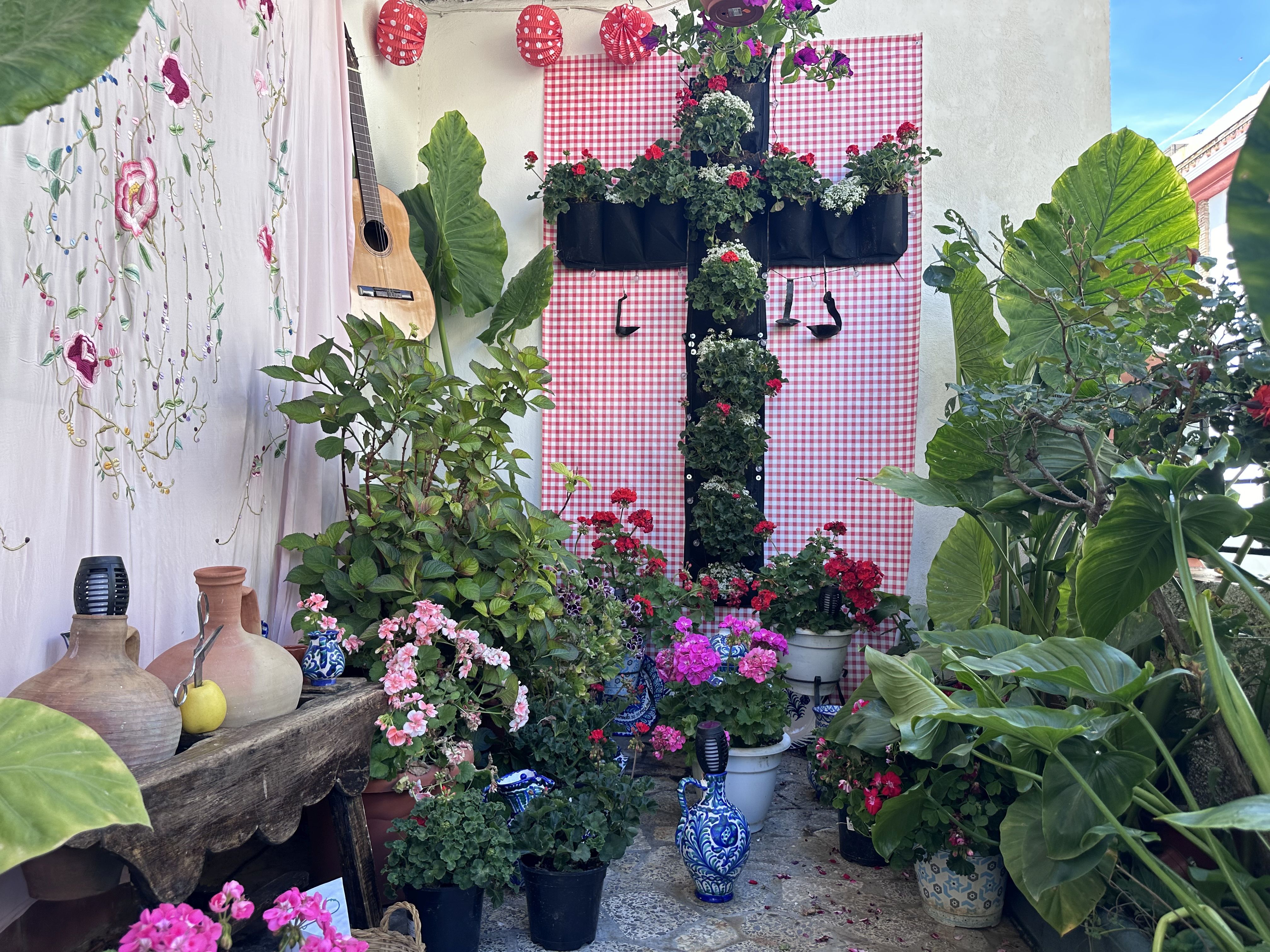 Cruz particular presentada a concurso en la calle Maestro Pedro Fernández.