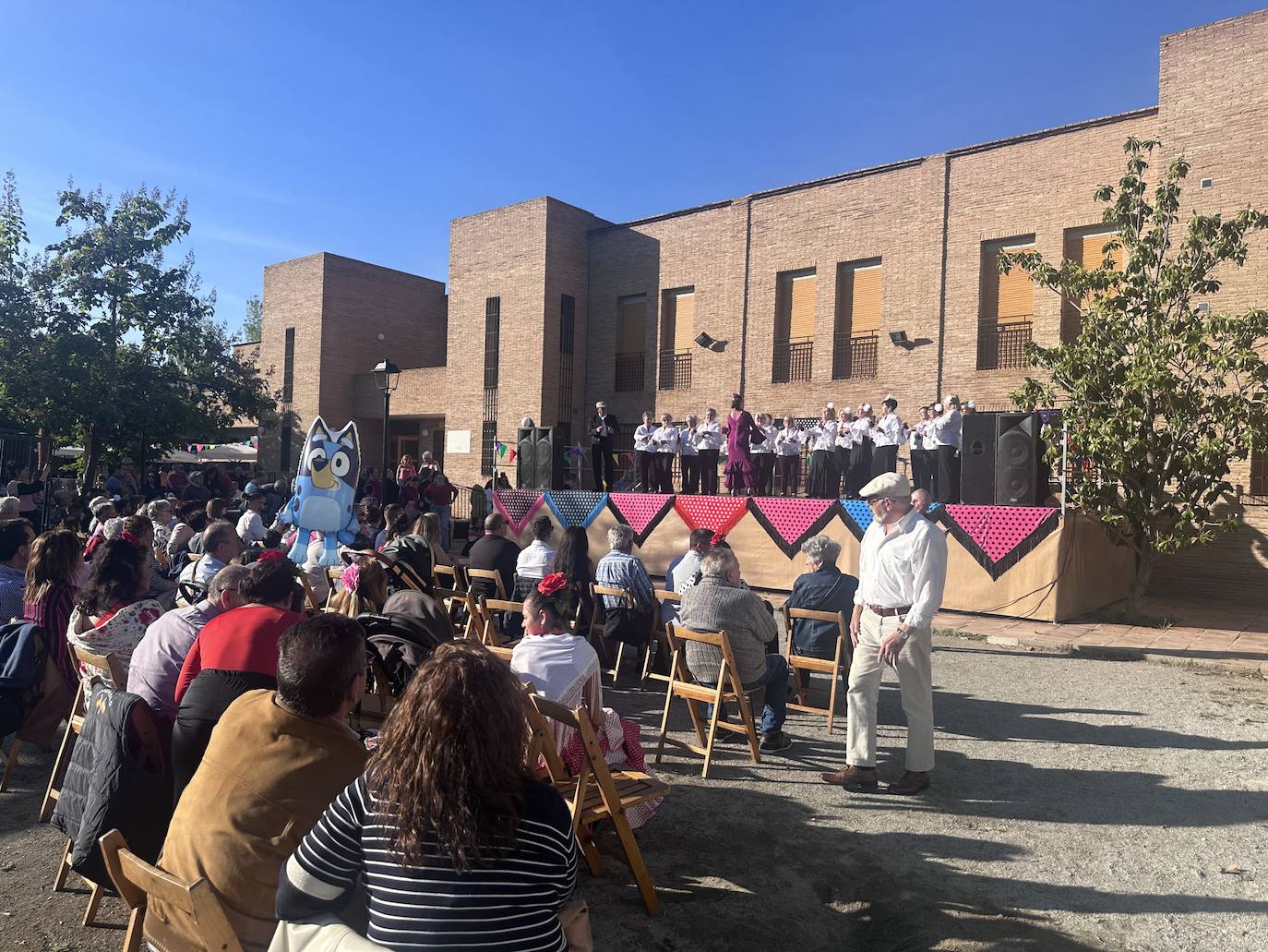 Fiesta del Día de la Cruz en el exterior del Centro Social La Nava.