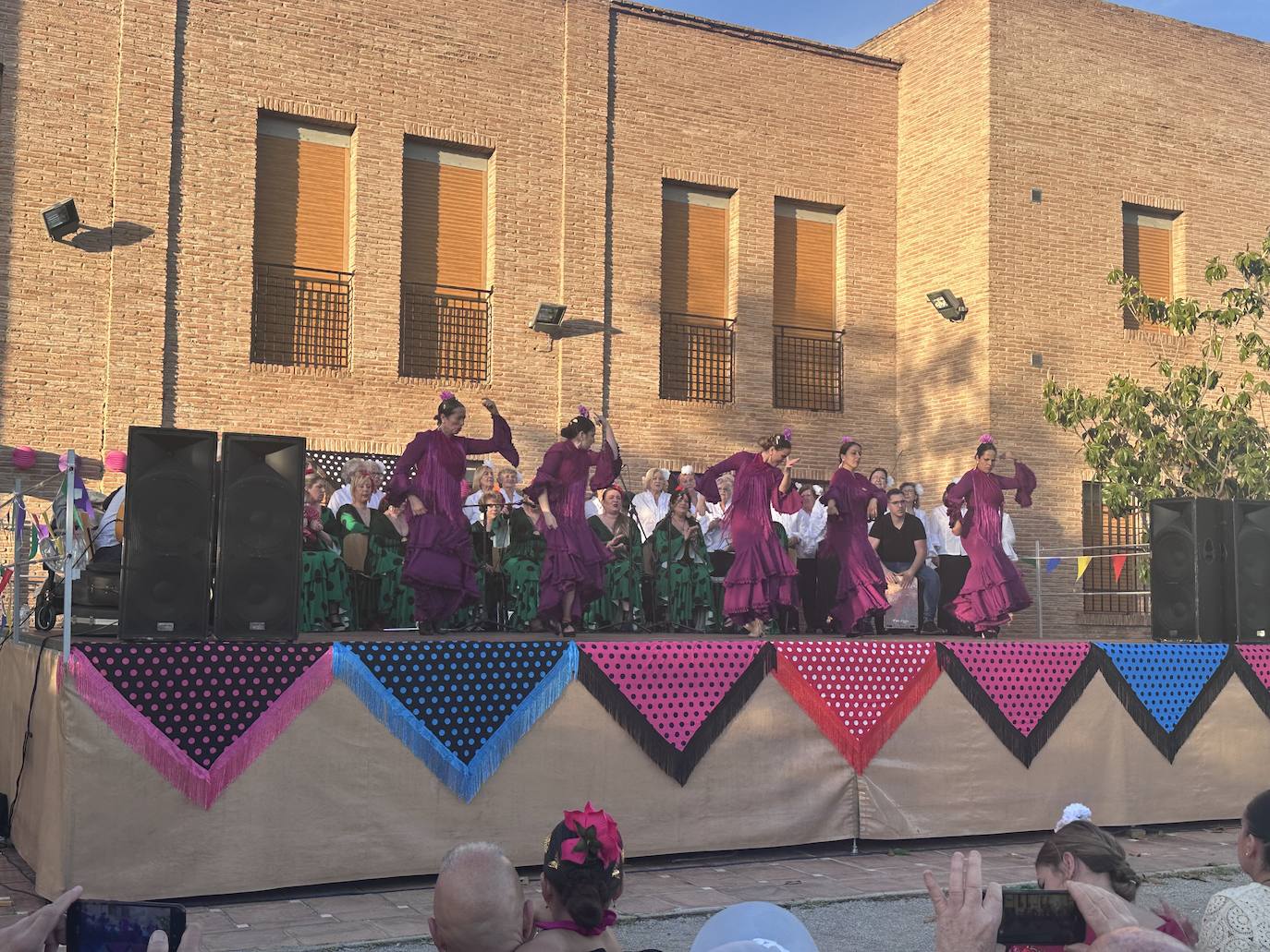 Fiesta del Día de la Cruz en el exterior del Centro Social La Nava.