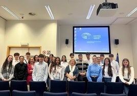 El grupo de 'embajadores júniors' del IES Los Neveros, en Bruselas con la eurodiputada Clara Aguilera.