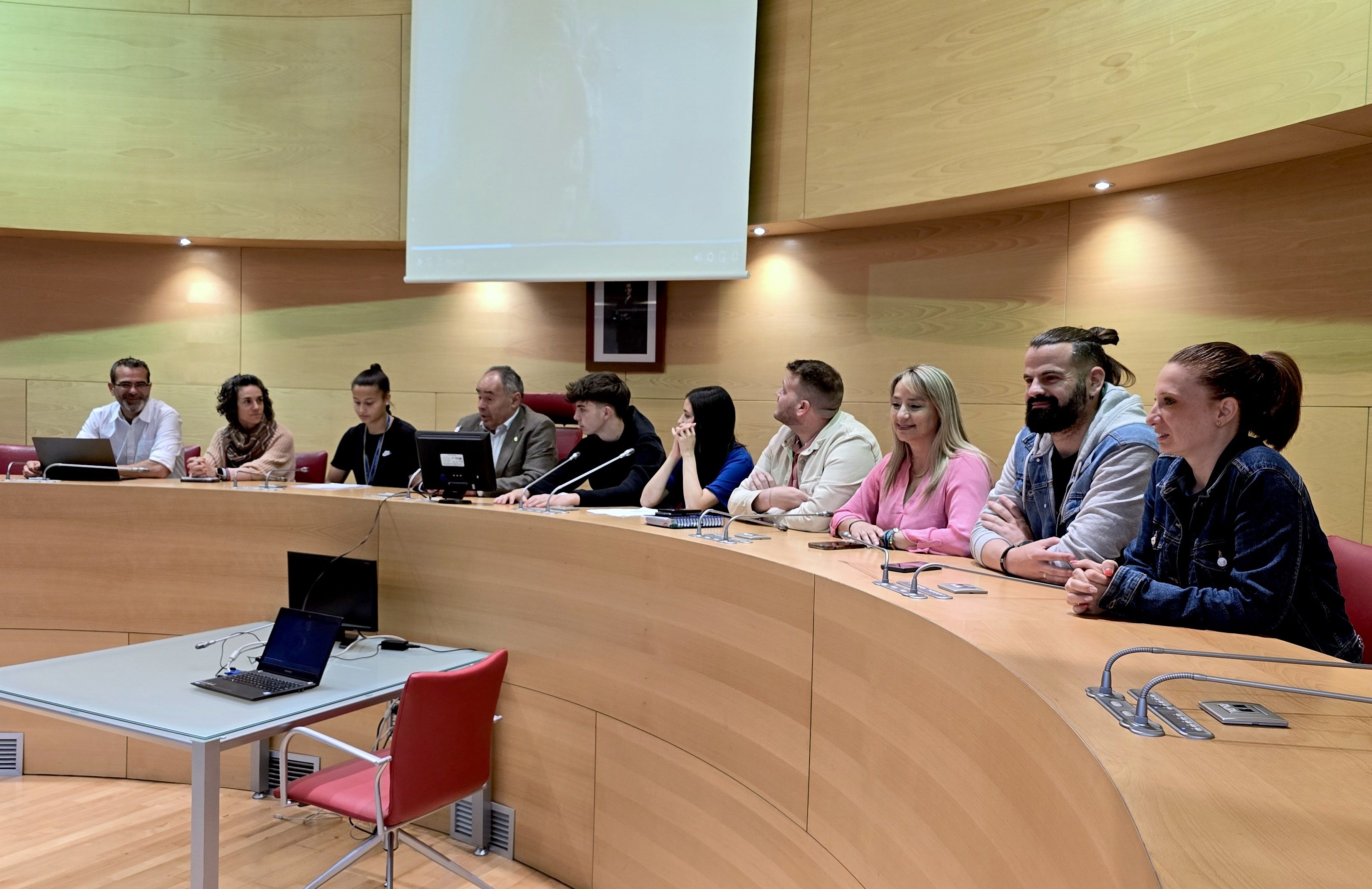 Representación del equipo de gobierno del Ayuntamiento de Huétor Vega, escuchando al alumnado del instituto.