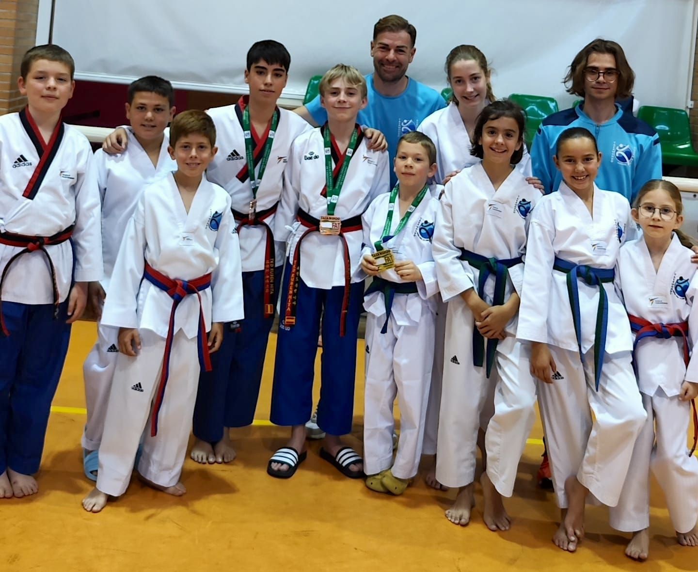 Rubén Hita, en el centro con sus pupilos en Jaén.