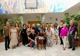 Paco López, a la derecha, con el elenco en el Centro Social La Nava.