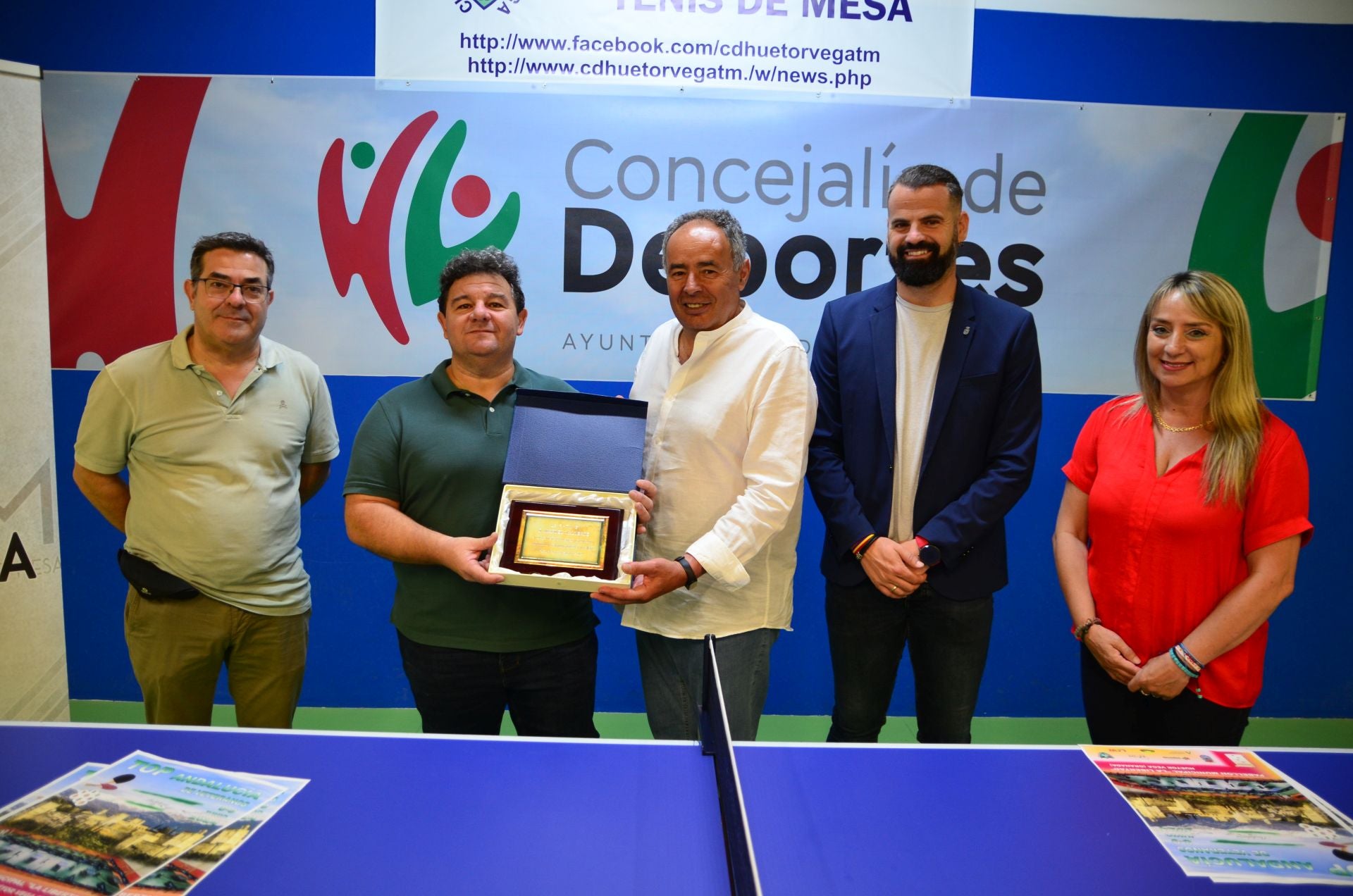 Placa a Manuel Valverde, presidente del club hueteño, en agradecimiento por su colaboración con la Federación Andaluza de Tenis de Mesa.
