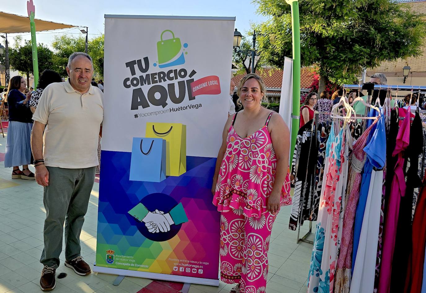 El alcalde de Huétor Vega, Mario del Paso, con la concejala de Comercio, Soledad Enríquez.