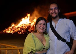La pareja, delante de la hoguera del Recinto Ferial de Huétor Vega.