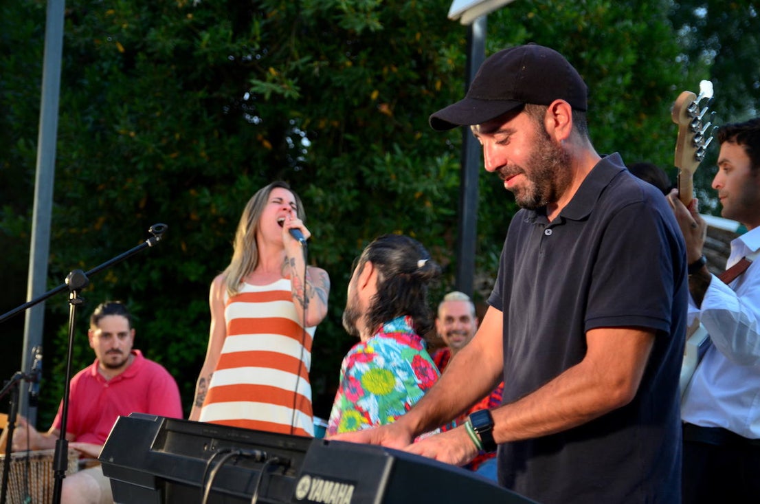 Huétor Vega abre el micro y el escenario se llena de talento