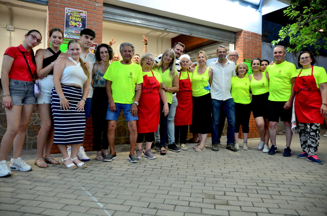 La barra del Parque de La Nava, con la Comisión de Fiestas.
