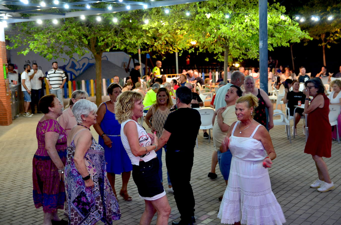 Un grupo de mayores baila durante la actuación de Juan Espigares en Huétor Vega.