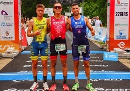 Sergio Correa (en el centro), en Almazán, Soria.