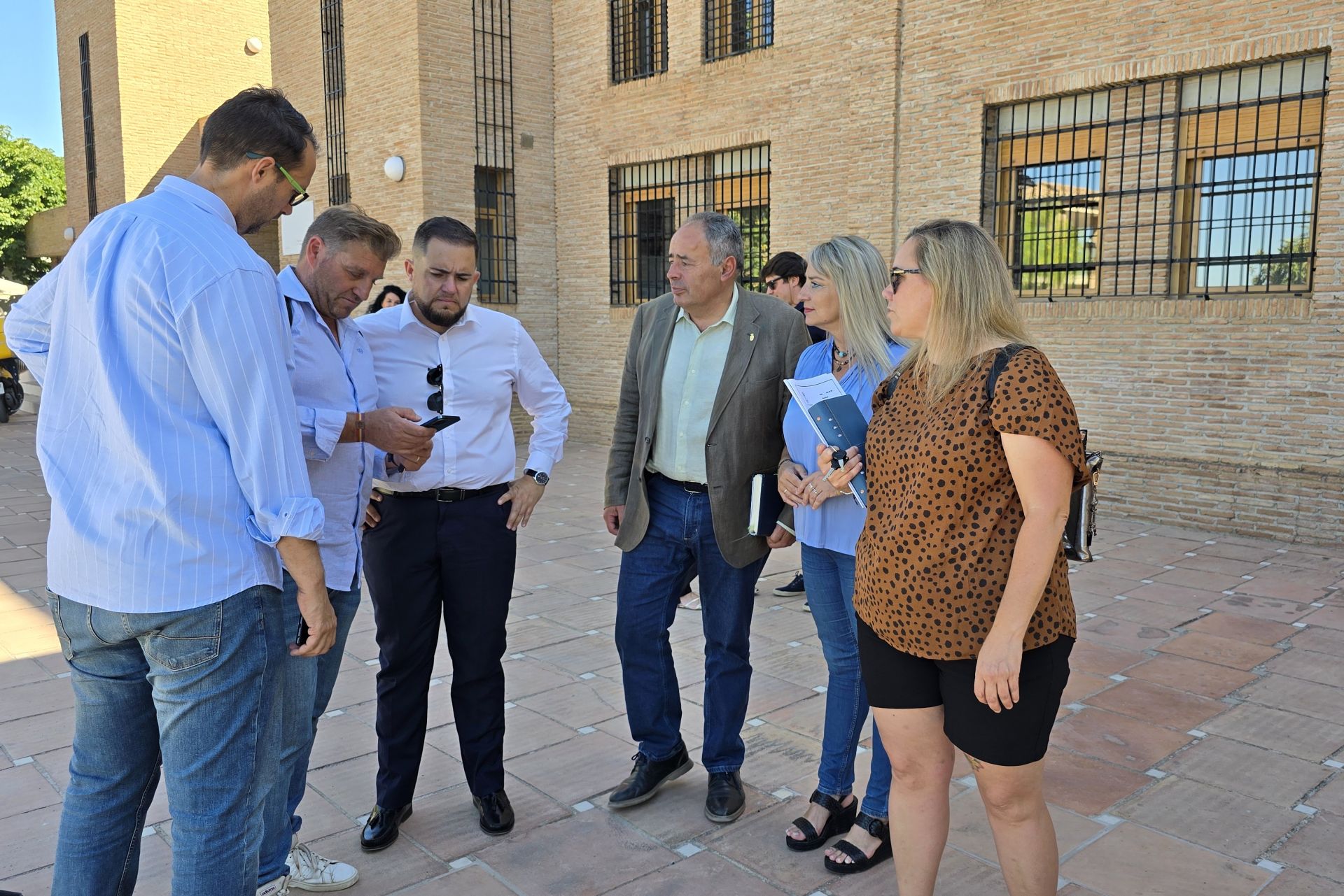 Durante la visita se ha abordado la situación de las viviendas sociales de La Nava.