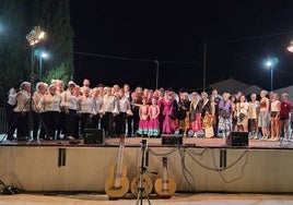 Los distintos grupos de baile, en el escenario de Abdal Malik.