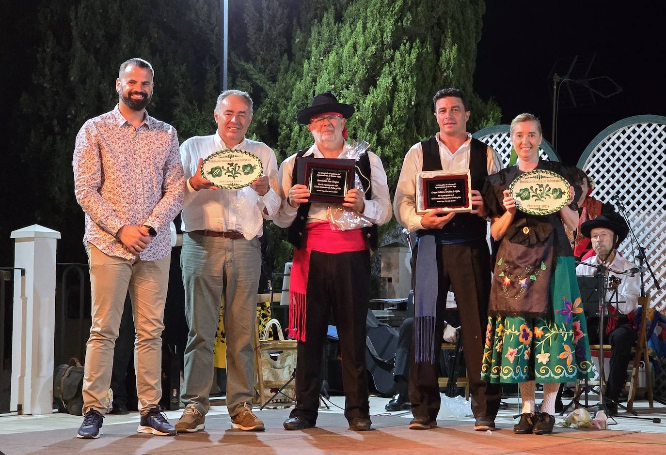 El concejal de Cultura y el alcalde de Huétor Vega, con representantes de ambas formaciones.
