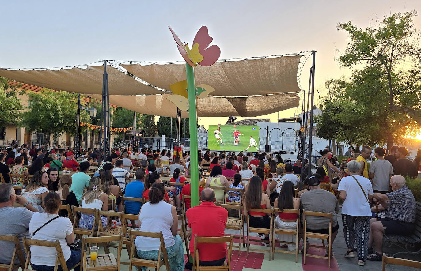 Ambiente en la Plaza Abdal Malik de Huétor Vega.