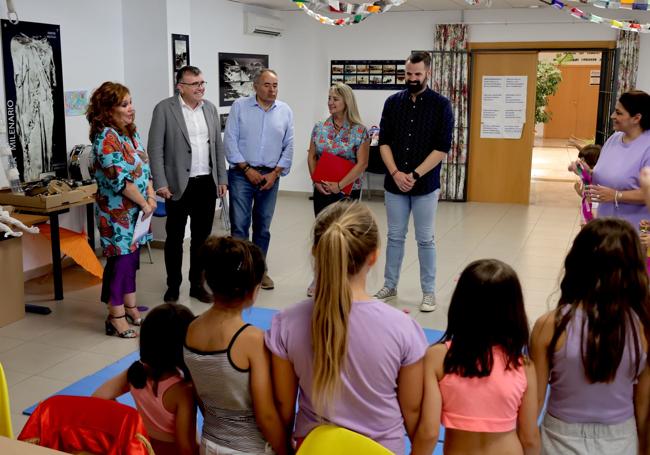 El subdelegado del Gobierno de España, de visita en el Centro Social La Nava de Huétor Vega.