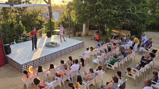 El encanto circense asombra en la Fiesta Infantil de Huétor