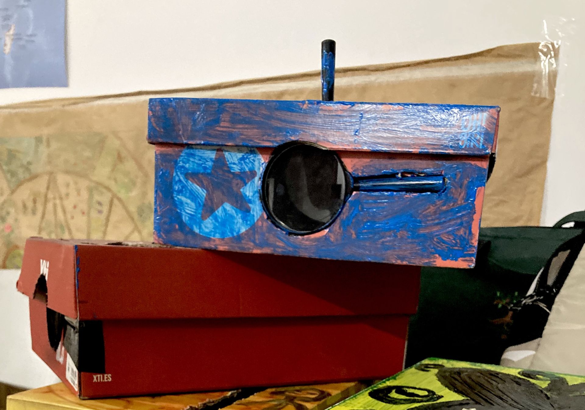 Cajas de zapatos reconvertidas en proyectores.