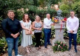 Miembros del equipo de gobierno hacen una ofrenda floral al busto.