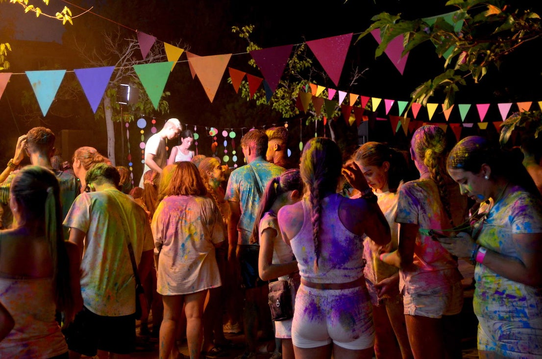Todo es de color en la Fiesta Holi de Huétor Vega