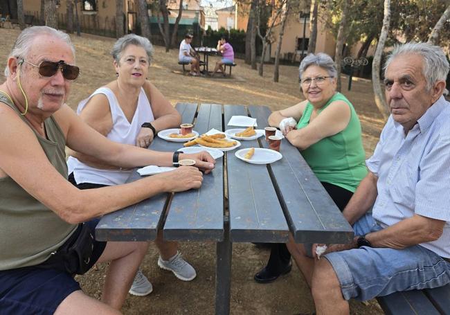 Desayuno popular en el Parque de los Pinos de Huétor Vega.