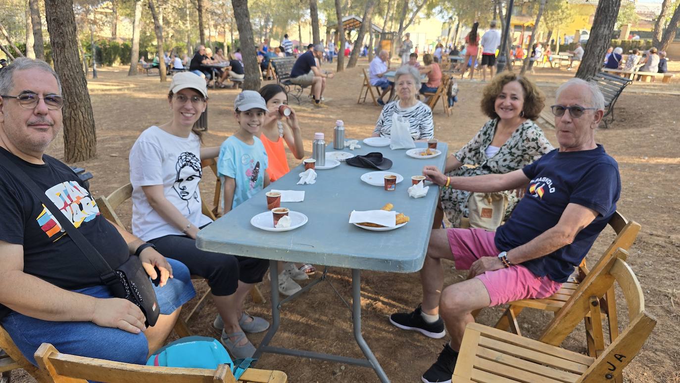 Desayuno popular en el Parque de los Pinos de Huétor Vega.
