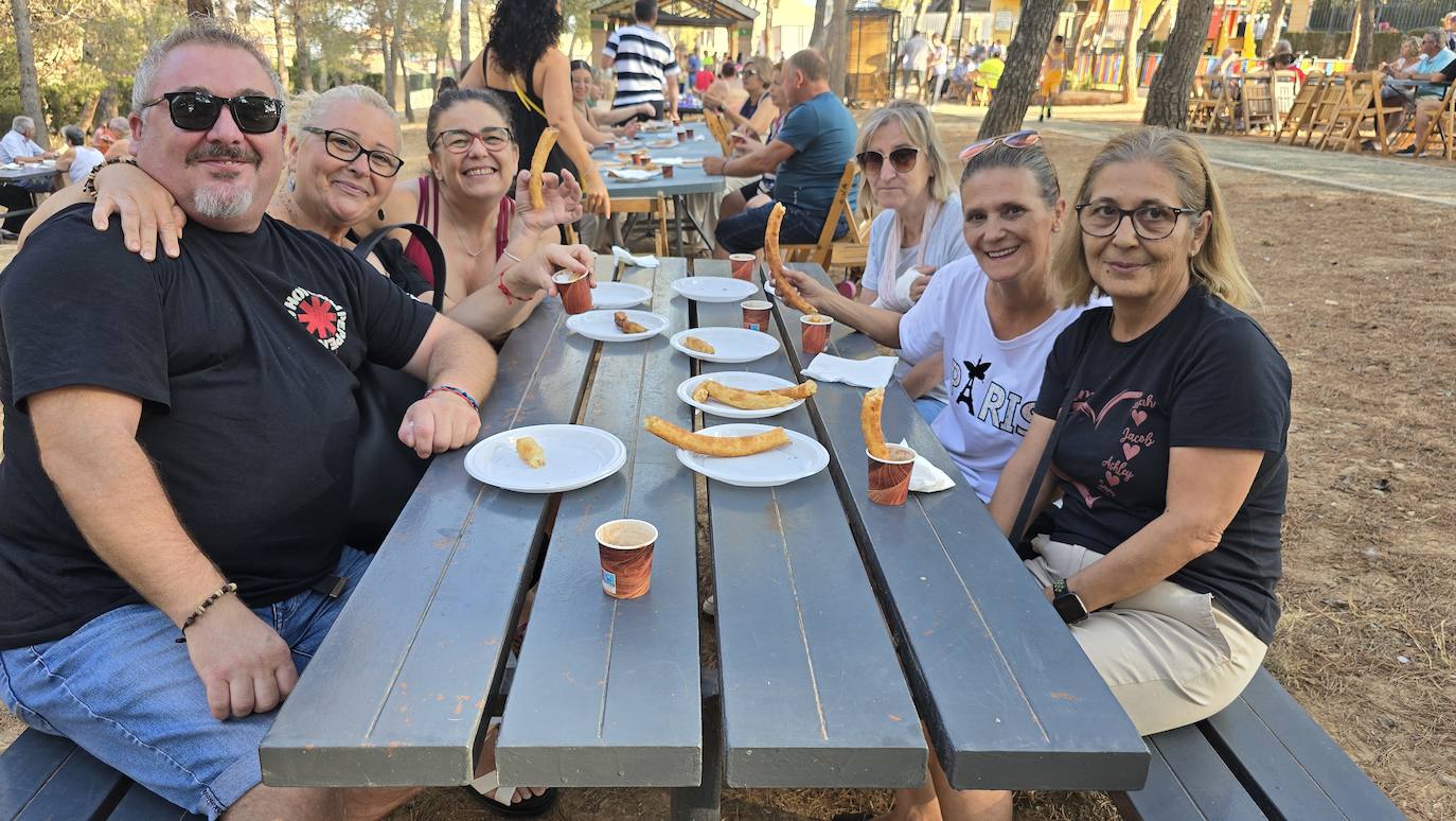 Desayuno popular en el Parque de los Pinos de Huétor Vega.