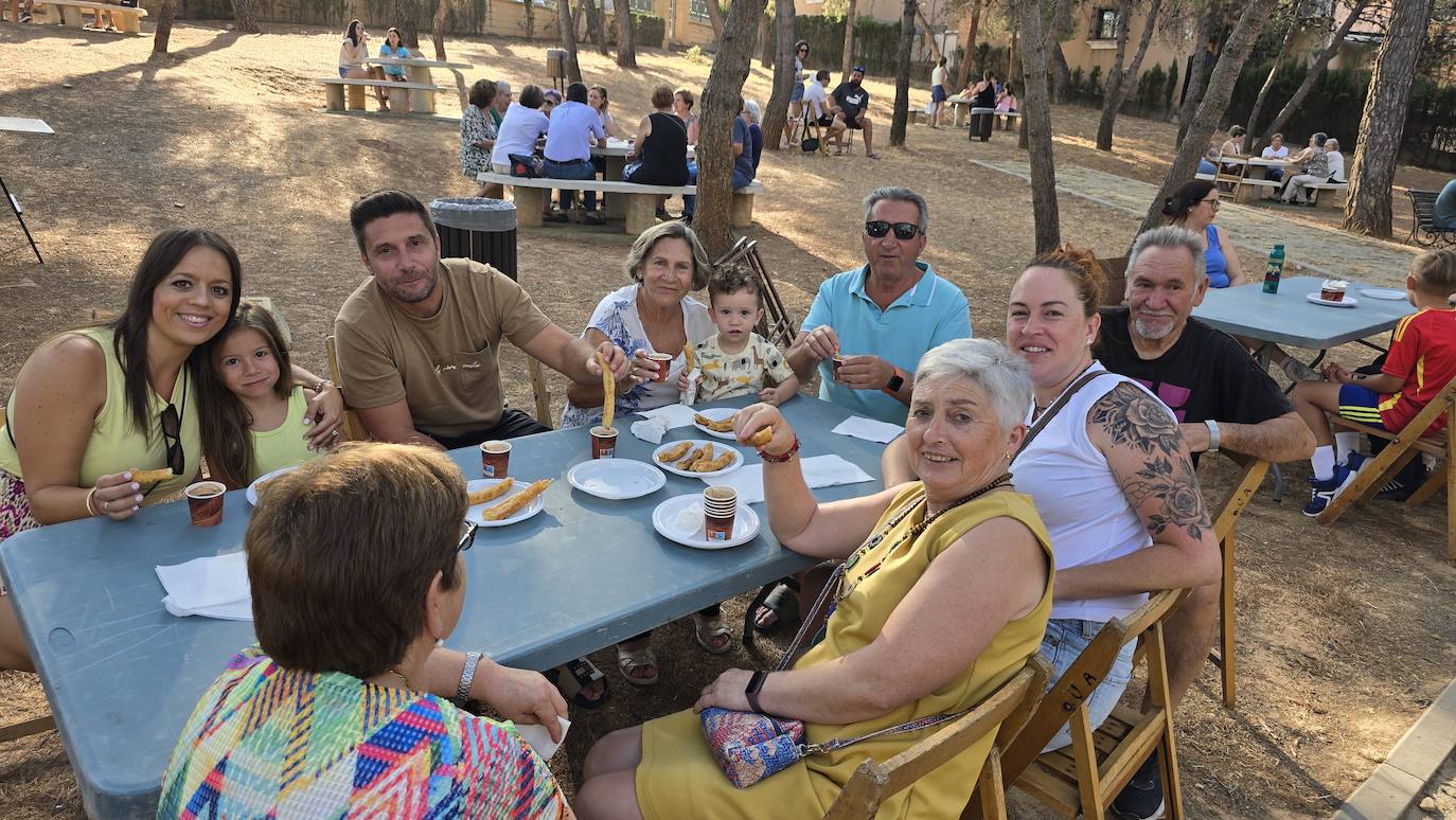 Desayuno popular en el Parque de los Pinos de Huétor Vega.